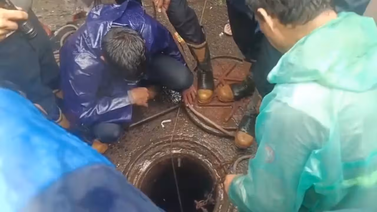 Mumbai Rains | విషాదం: సెల్ ఫోన్ మాట్లాడుతూ మ్యాన్హోల్లో పడి వ్యక్తి దుర్మరణం