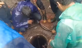 Mumbai Rains | విషాదం: సెల్ ఫోన్ మాట్లాడుతూ మ్యాన్హోల్లో పడి వ్యక్తి దుర్మరణం
