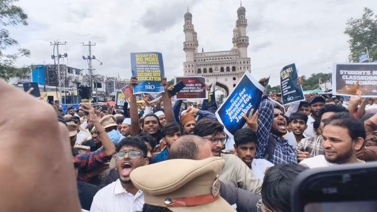 SIO | నీట్ లీకేజీపై గళమెత్తిన ఇస్లామిక్ ఆర్గనైజేషన్.. చార్మినార్ వద్ద ఆందోళన
