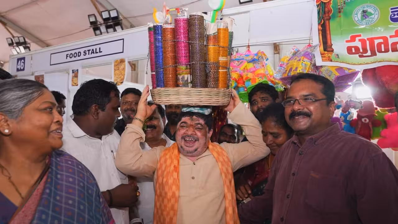 Ponnam Prabhakar | చేతిలో గాజుల బుట్టతో మంత్రి పొన్నం.. బీసీ వృత్తికారులకు సర్కార్ అభయం!