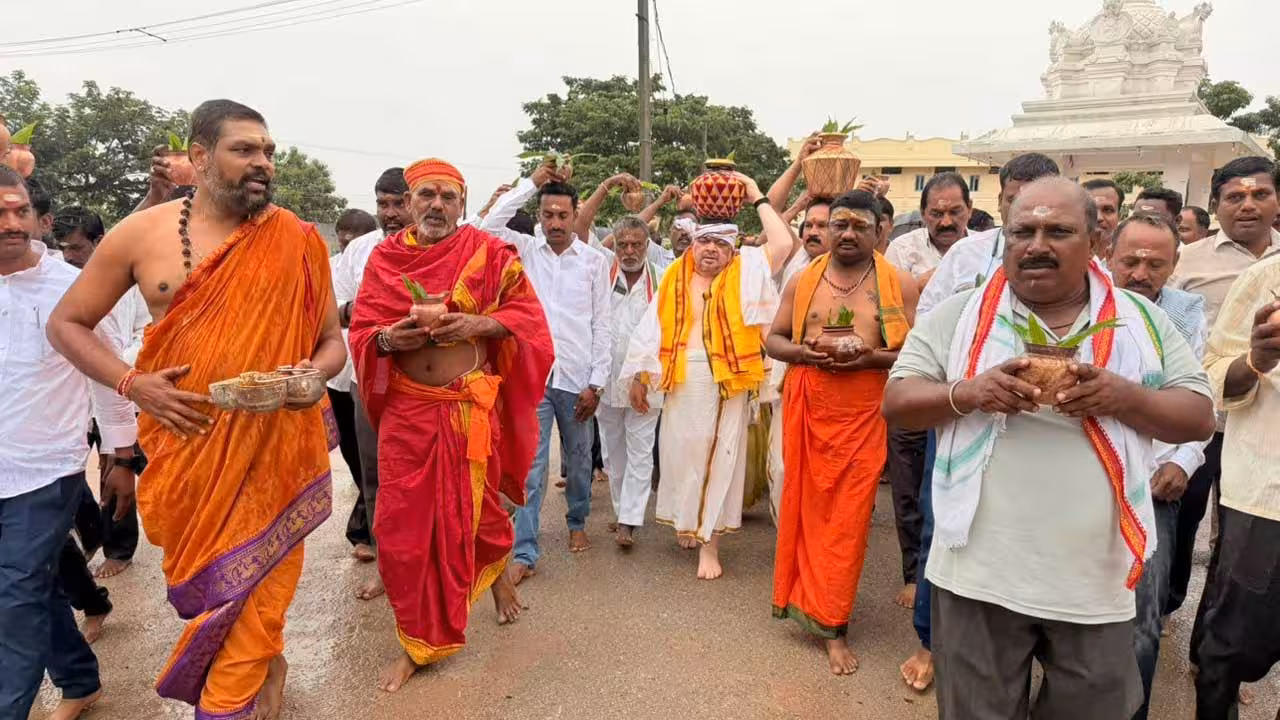 Ponnam Prabhakar | వర్షాల కోసం 108 కలశాలతో అభిషేకం.. మంత్రి పొన్నం వరుణయాగం