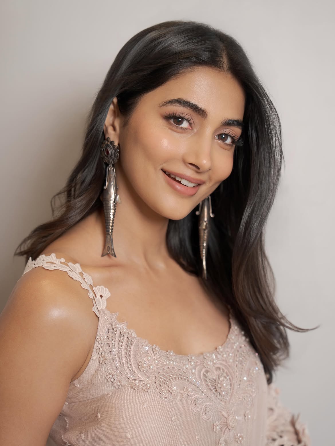 హీరోయిన్లా కాకుండా గెస్ట్ రోల్లా బుట్టబొమ్మను చూపించడంపై ఫ్యాన్స్ డిసపాయింట్ అవుతోన్నారు.