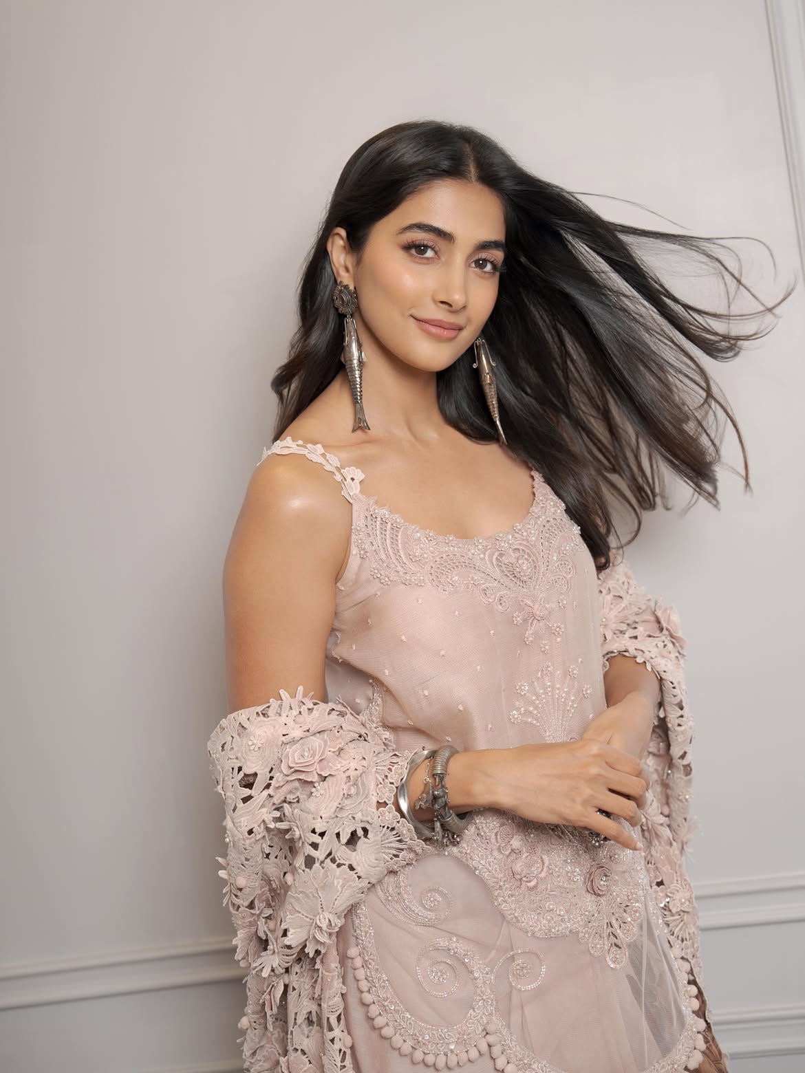 పూజా హెగ్డే రోల్పై దారుణంగా విమర్శలొస్తున్నాయి. మూడు గంటల మూడు నిమిషాల రన్టైమ్తో రిలీజైన ఈ సినిమాలో పూజా హెగ్డే క్యారెక్టర్ ఇరవై నిమిషాలు మించి కనిపించలేదు.