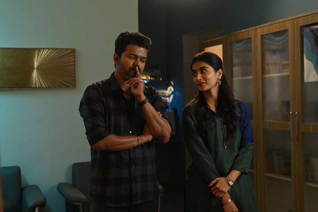 తొలిరోజు వచ్చిన నెగెటివ్ టాక్ చూస్తుంటే పూజా హెగ్డే ఖాతాలో మరో డిజాస్టర్గా జననాయగన్ నిలవడం ఖాయమని తేలిపోయింది.