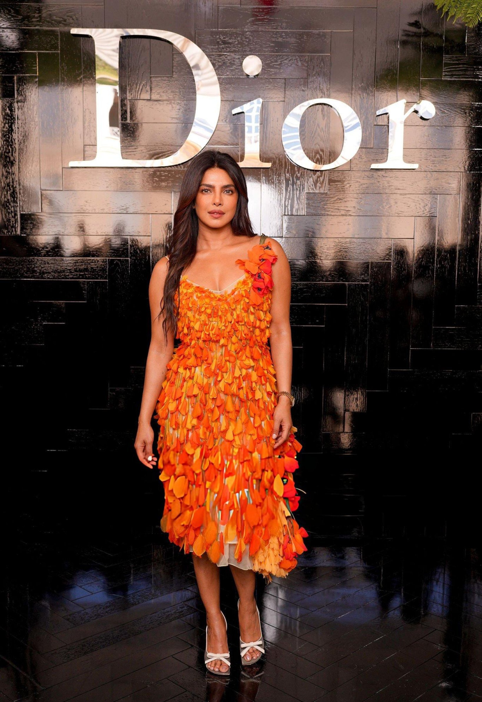 Priyanka Chopra | ప్రియాంక చోప్రా గ్లామర్ ట్రీట్ – జాన్వీ కపూర్ ప్రశంసలు - Image 4