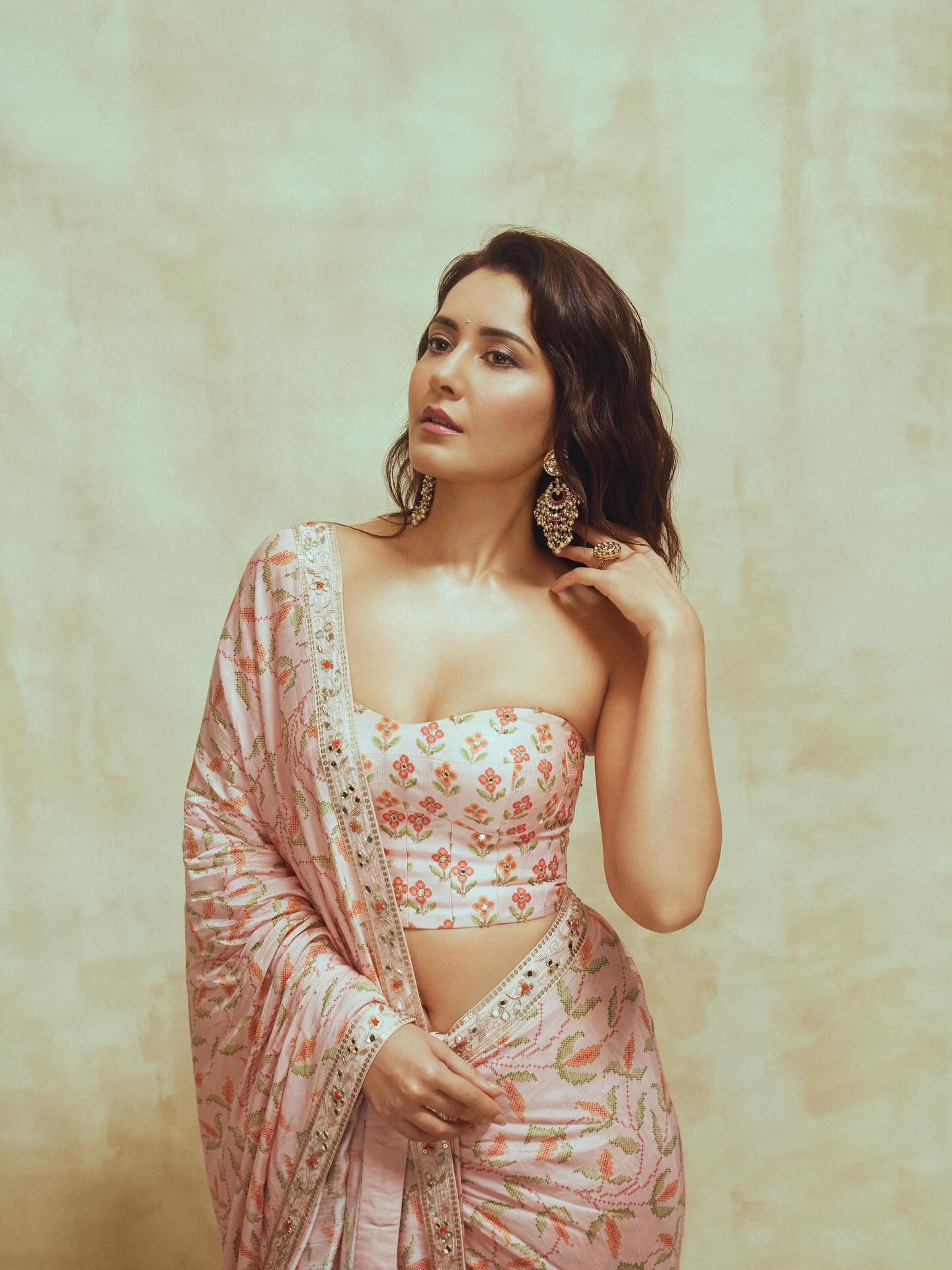 Raashii Khanna | ఐదు సినిమాలను లైన్లో పెట్టిన రాశీఖన్నా – టాలీవుడ్లో “నో” ఆఫర్స్ - Image 5
