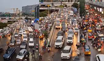 Heavy Rains | హైద‌రాబాద్‌ను ముంచెత్తిన భారీ వ‌ర్షం.. రోడ్ల‌పై బారులు తీరిన వాహ‌నాలు