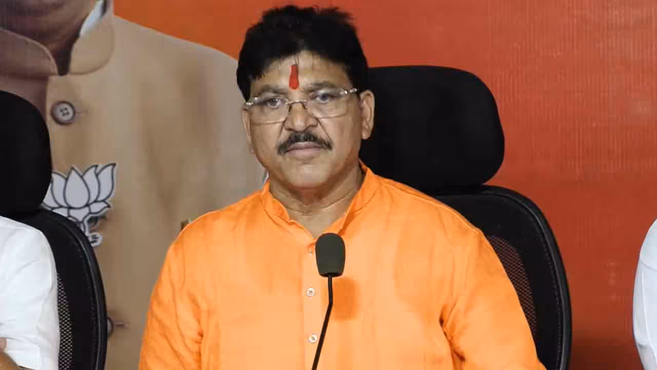 MLA Rakesh Reddy | ఓవైసీ బ్రదర్స్ అక్రమ కట్టడాలు హైడ్రాకు కనిపించడం లేదా..? : ఎమ్మెల్యే రాకేష్ రెడ్డి