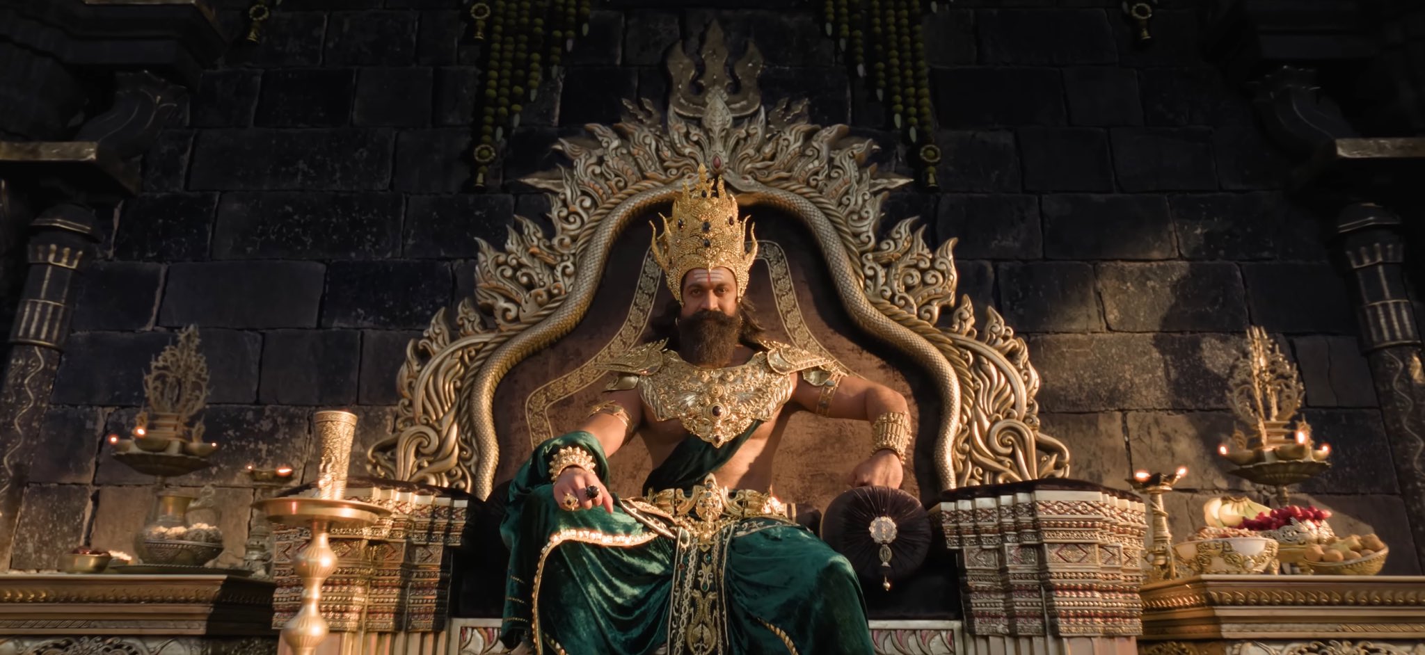 లంకాధిపతి రావణాసురుడి పాత్రను యశ్ పోషించారు. శూర్పణఖగా రకుల్ ప్రీత్ సింగ్ కనిపించబోతుంది.