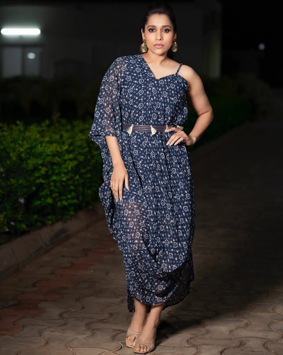 జడ్జ్గా ఇంద్రజ ప్లేస్లో ఈ కొత్త ప్రోమోలో సీనియర్ హీరోయిన్ మహేశ్వరి ఎంట్రీ ఇవ్వడం ఆసక్తిని పంచుతోంది.