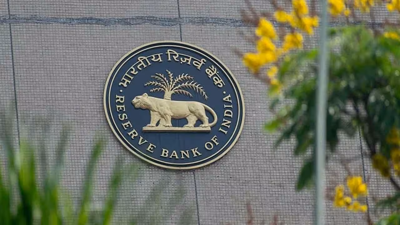 RBI | ఇక బ్యాంకులు బలవంతంగా ఆర్థిక ఉత్పత్తులను విక్రయించడం కుదరదు.. ఆర్బీఐ కొత్త రూల్స్..