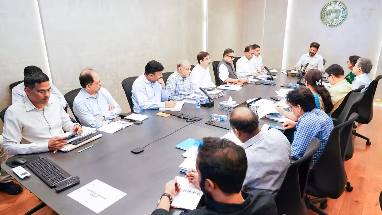 Contract Employees Salary Telangana | ఇక ఏజెన్సీల ఆటకట్టు.. ఒకటో తేదీనే కాంట్రాక్ట్, ఔట్ సోర్సింగ్ ఉద్యోగులకు జీతాలు