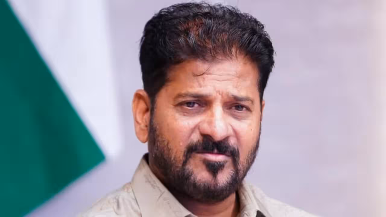 Revanth Reddy Chit Chat | సర్లో ఓటు పోతే ఇందిరమ్మ ఇల్లు రాదు.. రేషన్ కార్డు కట్