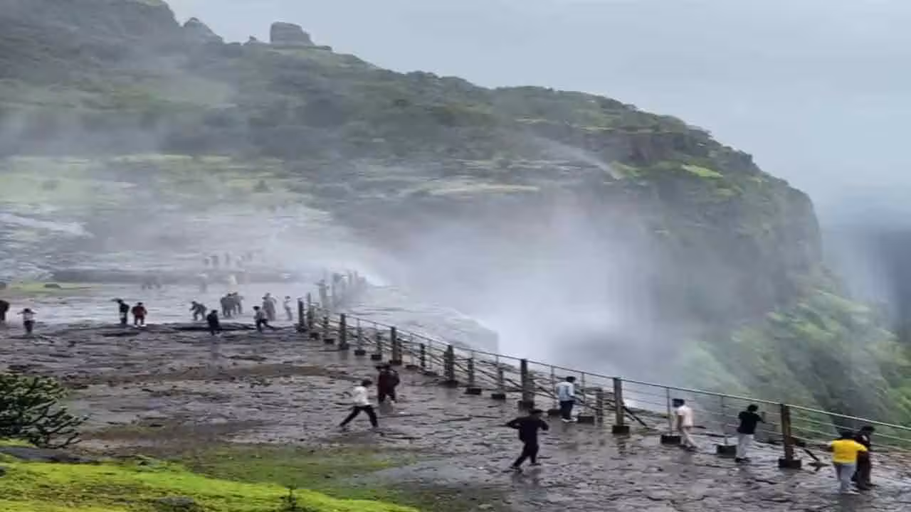 Reverse Waterfall | రివర్స్ వాటర్ఫాల్.. ఆ అద్భుత దృశ్యం చూస్తే పులకించిపోవాల్సిందే..
