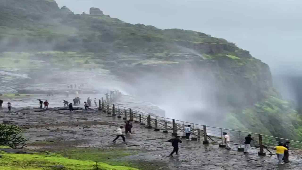 Reverse Waterfall | రివ‌ర్స్ వాట‌ర్‌ఫాల్.. ఆ అద్భుత దృశ్యం చూస్తే పుల‌కించిపోవాల్సిందే..