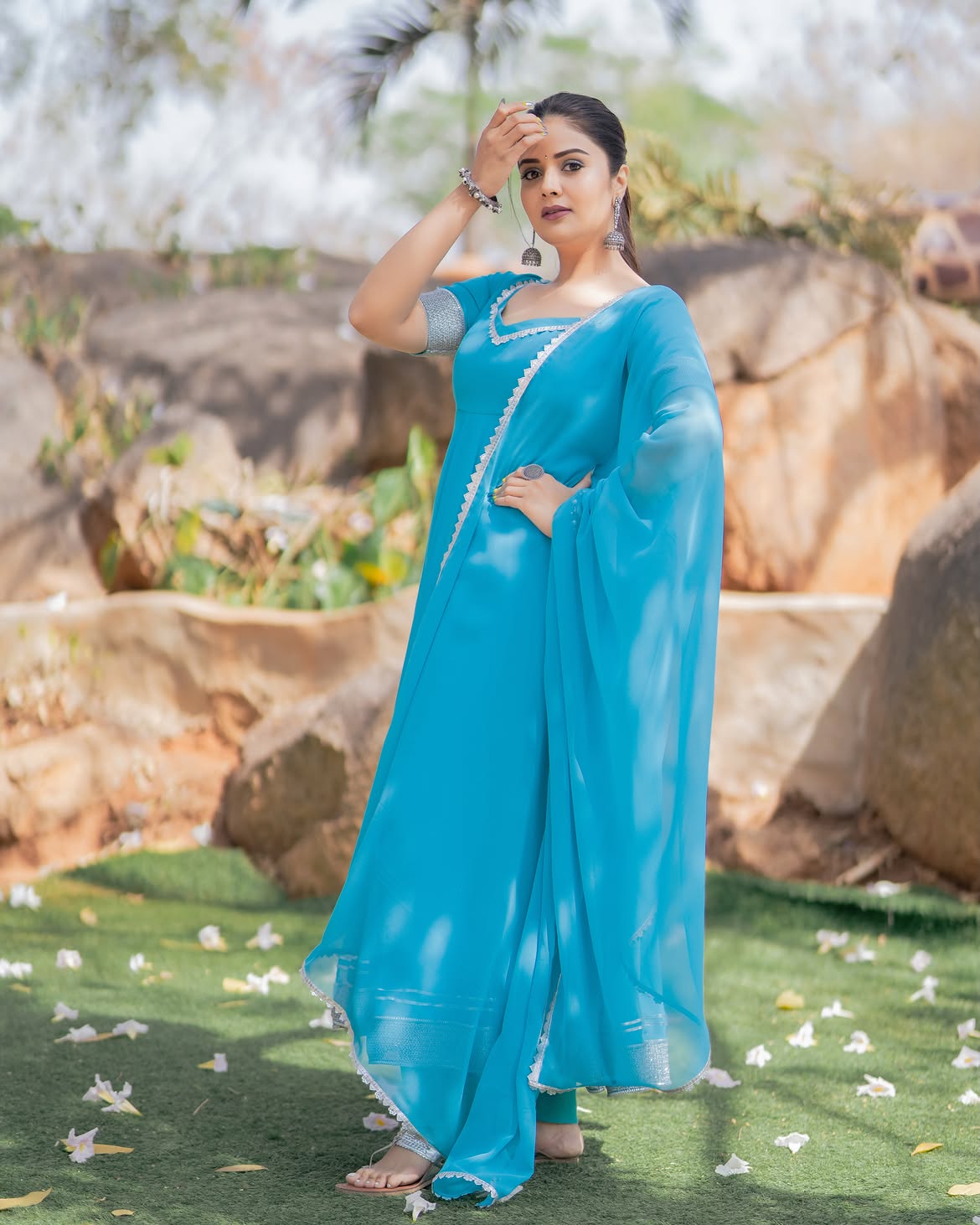 Sreemukhi | శ్రీముఖి క్యూట్ ఫొటోలపై ఓ లుక్కేయండి! - Image 8