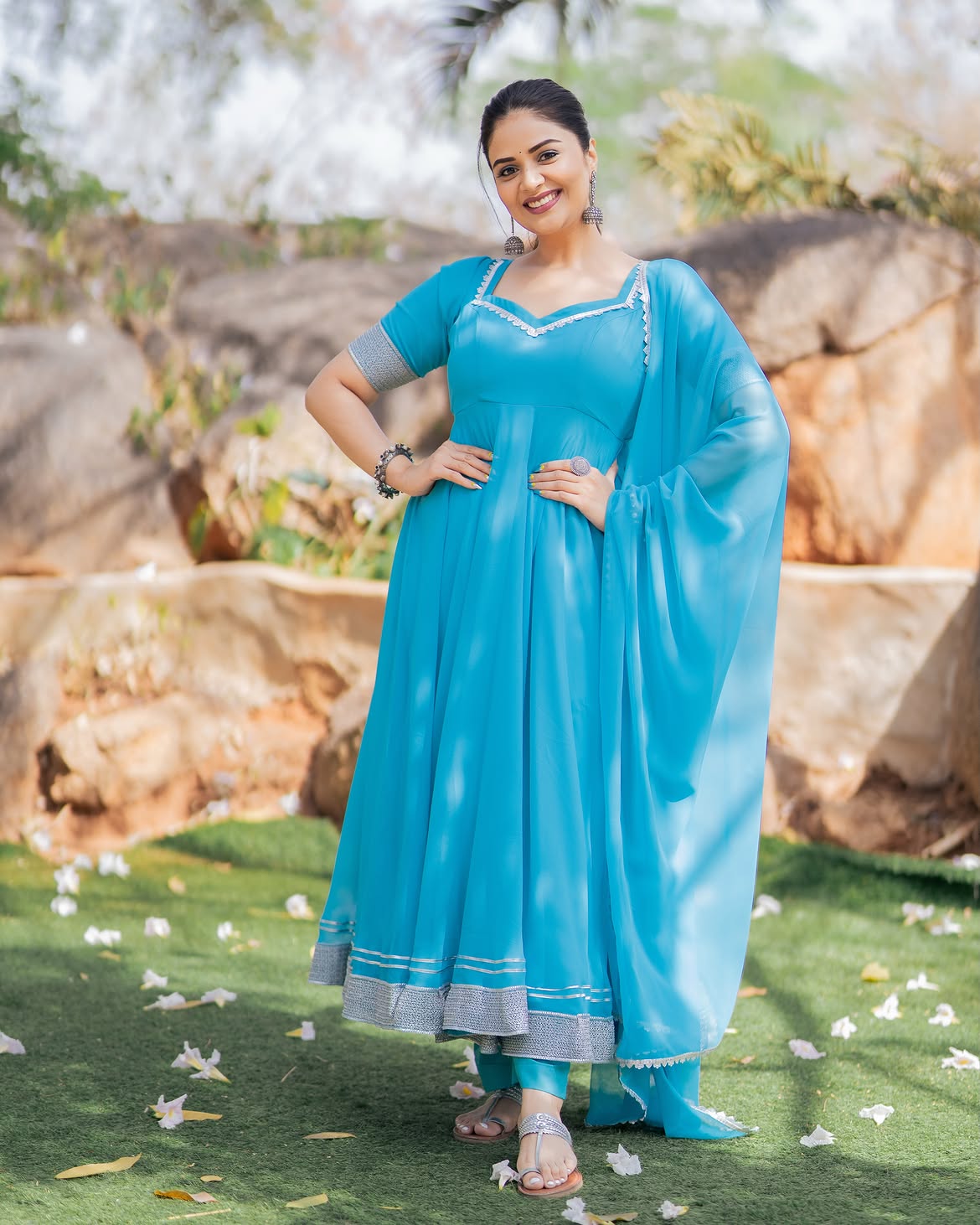 Sreemukhi | శ్రీముఖి క్యూట్ ఫొటోలపై ఓ లుక్కేయండి! - Image 6