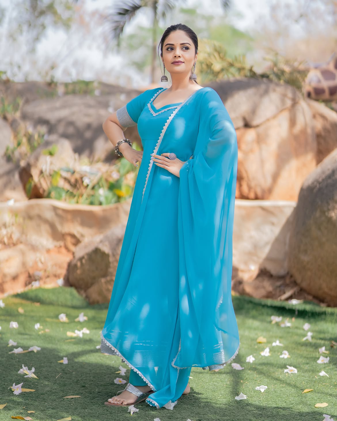 Sreemukhi | శ్రీముఖి క్యూట్ ఫొటోలపై ఓ లుక్కేయండి! - Image 4