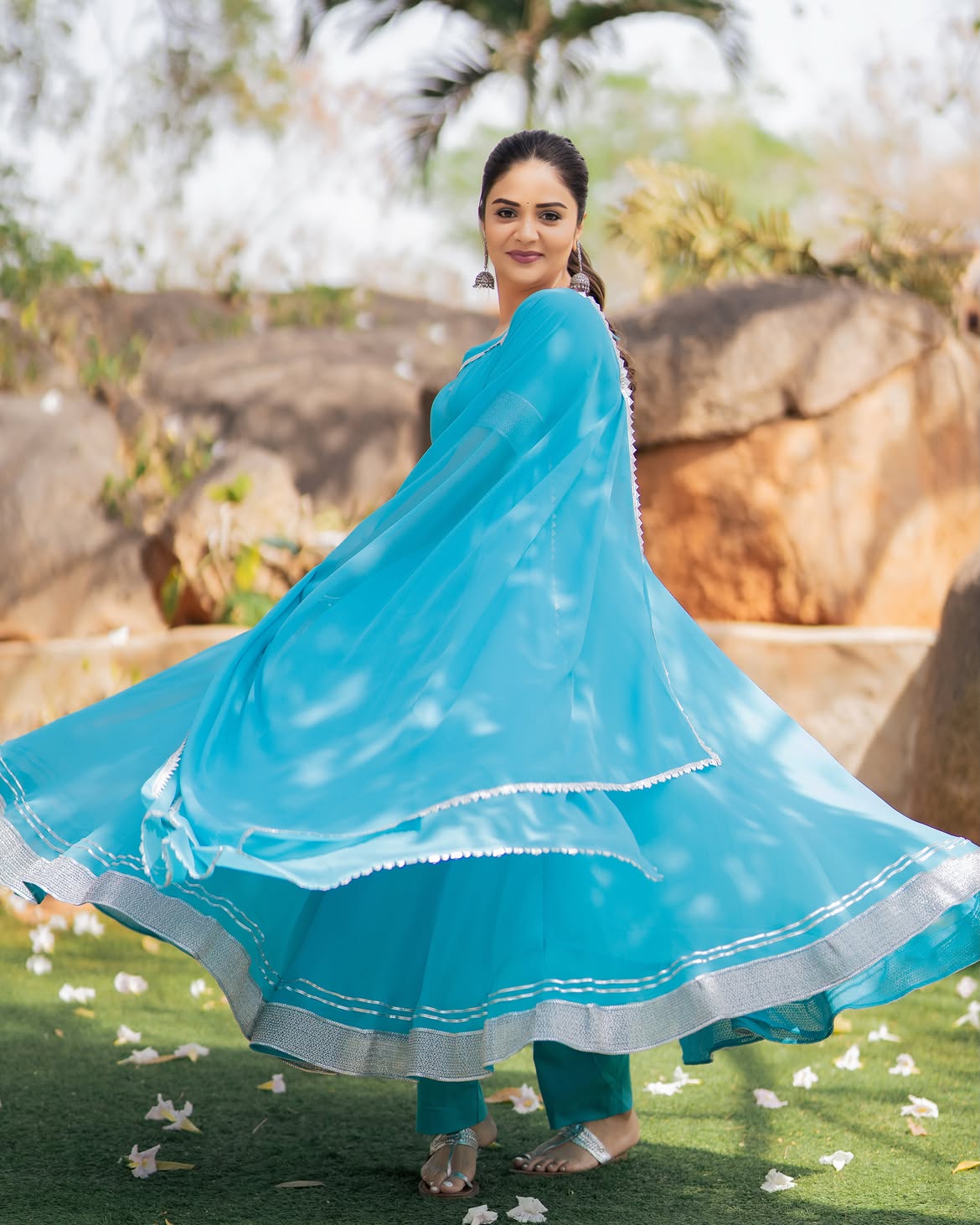 Sreemukhi | శ్రీముఖి క్యూట్ ఫొటోలపై ఓ లుక్కేయండి! - Image 1