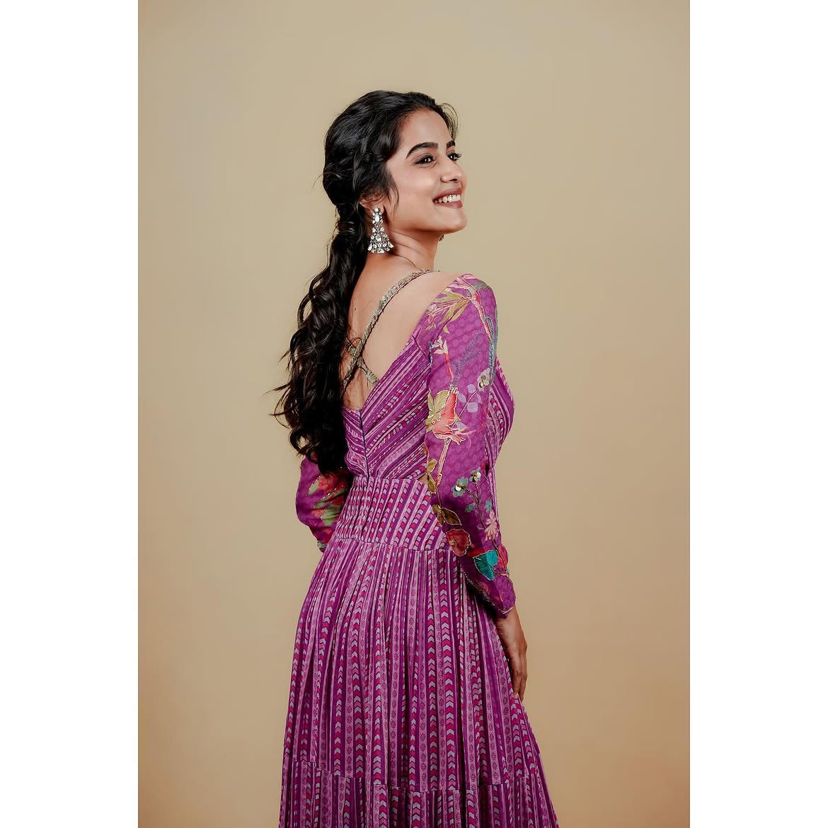 శ్రీగౌరి ప్రియ హీరోయిన్గా నటించిన రెండు తెలుగు సినిమాలు వారం గ్యాప్లో థియేటర్లలోకి రాబోతున్నాయి.
