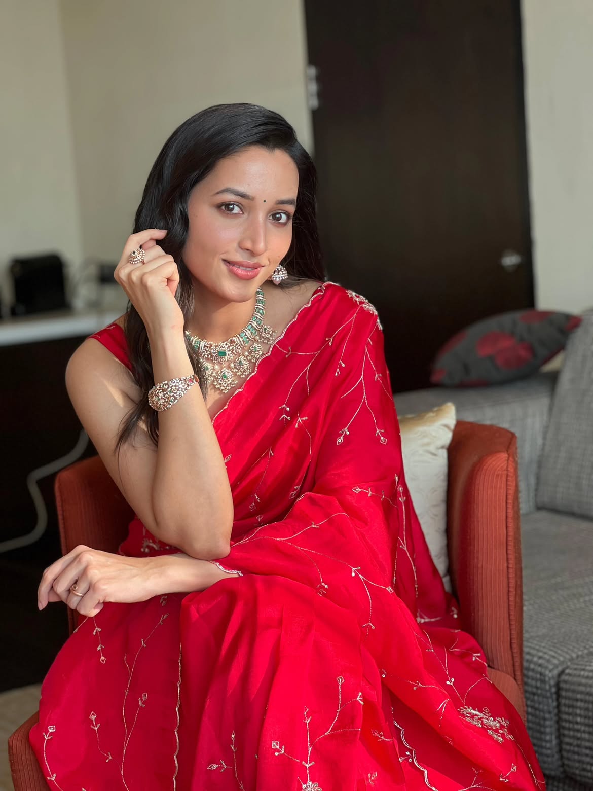 రణభీర్కపూర్, శ్రీనిధి శెట్టిపై లుక్ టెస్ట్ కూడా చేశారు. కానీ అనుకున్న విధంగా లుక్ సెట్టవ్వకపోవడంతో షూటింగ్కు ముందు ఆమెను పక్కనపెట్టి సాయిపల్లవిని తీసుకున్నారు.