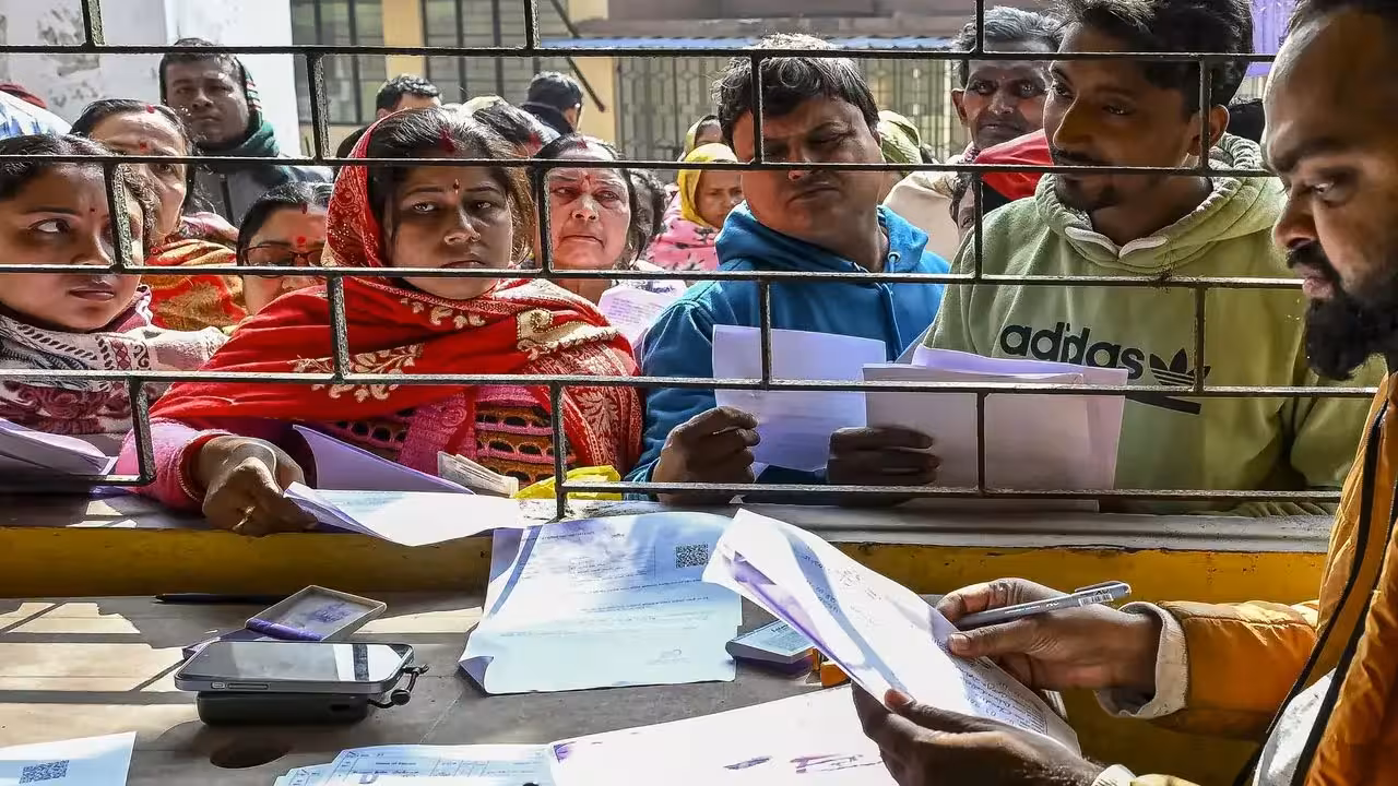 Telangana SIR Process Status | తెలంగాణలో జోరుగా SIR ప్రక్రియ: పంపిణీలో టాప్.. డిజిటైజేషన్లో ఢమాల్, జిల్లాల వారీగా రిపోర్ట్ ఇదే!