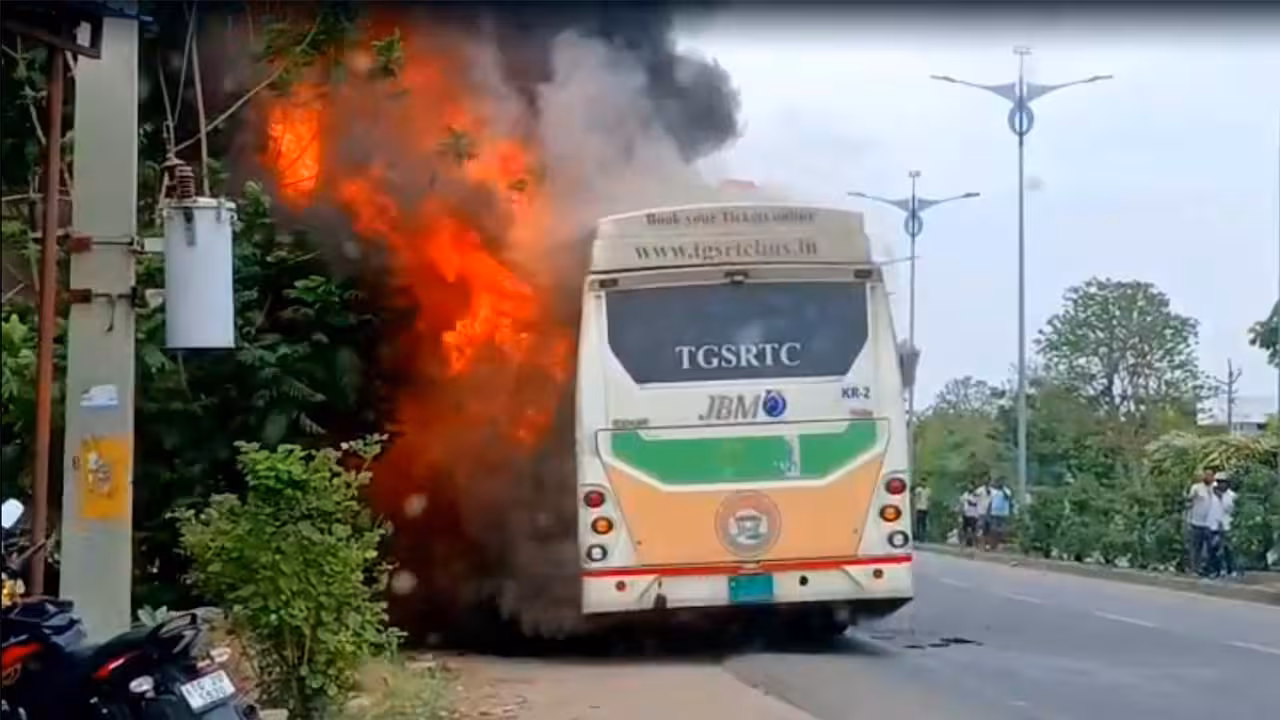 JBM E-Buses Suspended | ఎలక్ట్రిక్ బస్సులకు బ్రేక్ వేసిన టీజీఎస్ఆర్టీసీ: సేఫ్టీ సర్టిఫికెట్ ఇస్తేనే రోడ్డెక్కుతాయి!
