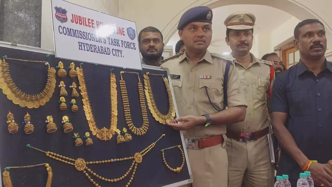 Banjara Hills Gold Theft | తమ్ముడితో కలిసి సేల్స్ బాయ్ స్కెచ్.. కిలో బంగారం కొట్టేసి అడ్డంగా దొరికారు