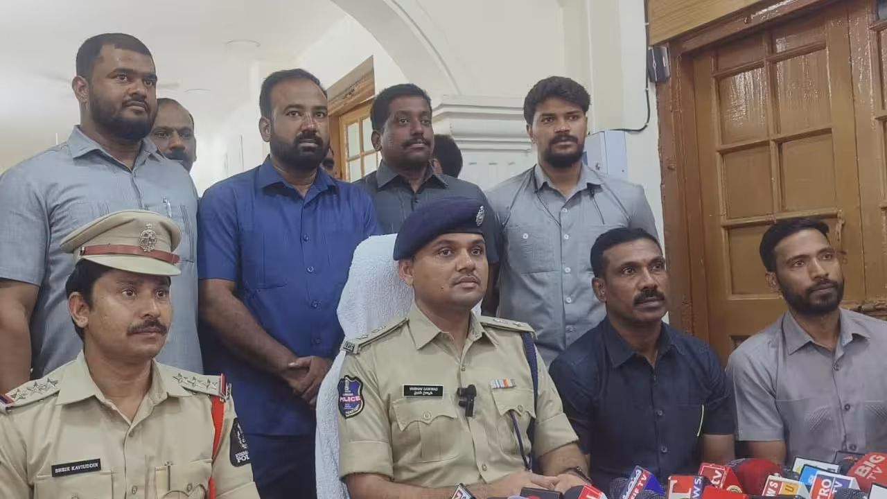 Hyderabad Crime Police Arrest Brothers for 1Kg Gold Theft in Banjara Hills