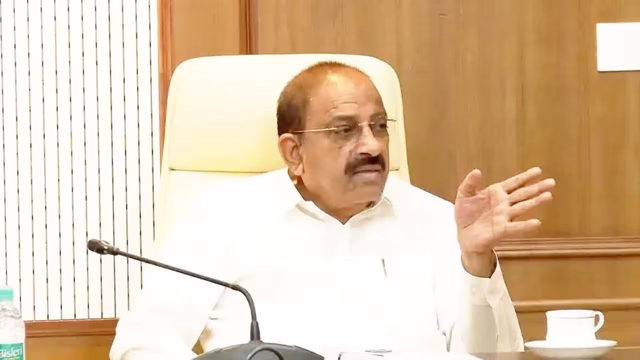 Siddipet Urea Scam | సిద్దిపేటలో 6000 బస్తాల యూరియా మాయం.. ‘యాప్’తో గుట్టురట్టు.. డీలర్లు అరెస్ట్!