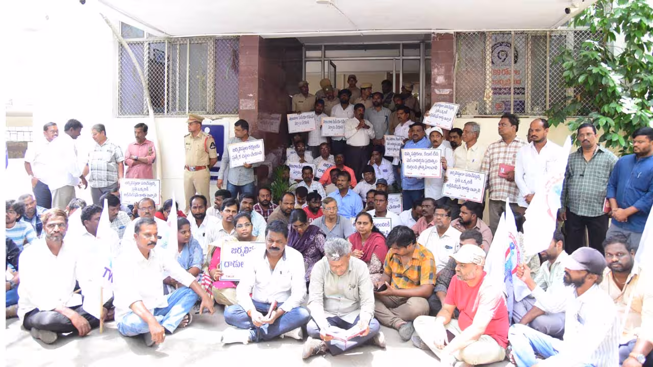 TWJF | అర్హులైన జర్నలిస్టులకు అక్రిడిటేషన్లు ఇవ్వాలి.. టీడబ్ల్యూజేఎఫ్ డిమాండ్
