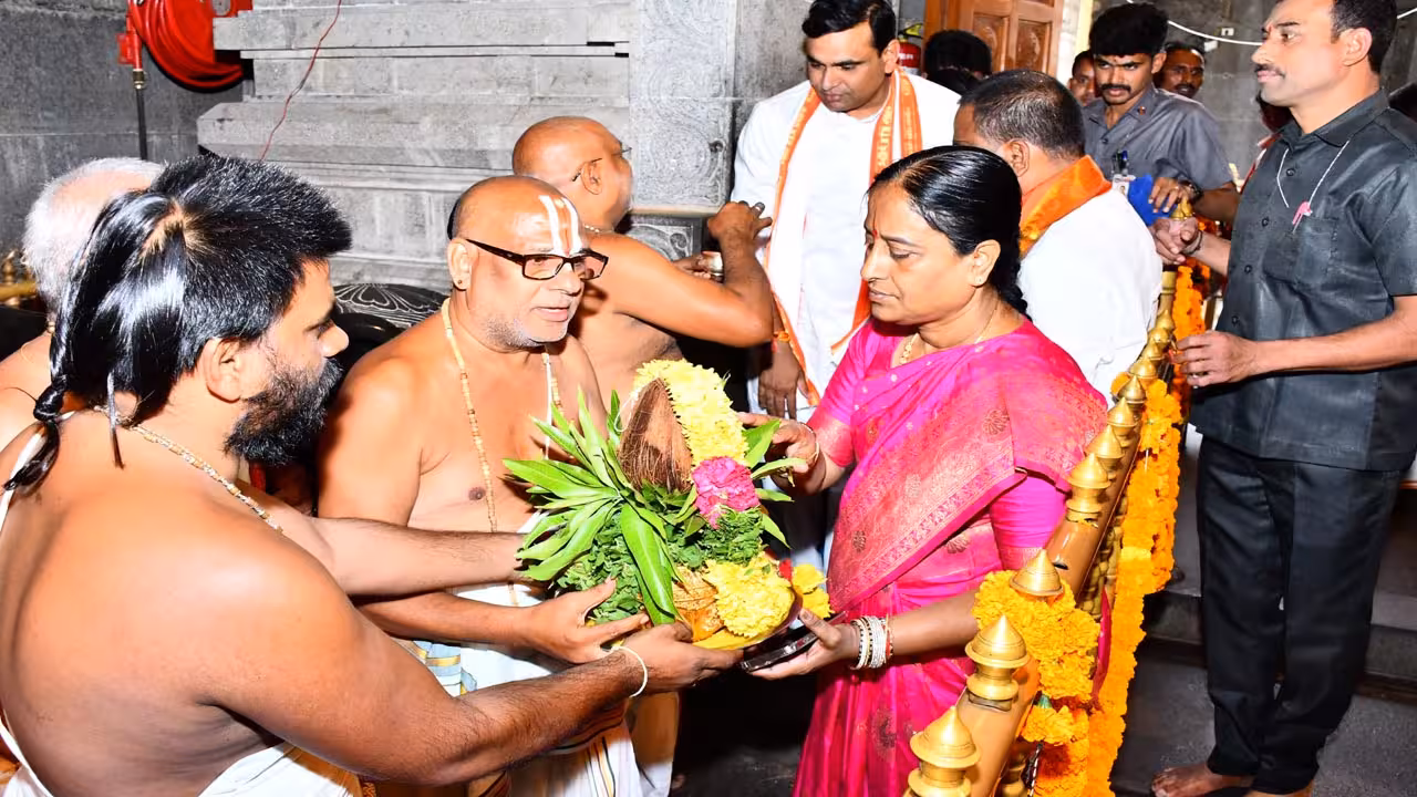 Yadagirigutta Temple Board | కొలువుదీరిన యాదగిరిగుట్ట కొత్త బోర్డు