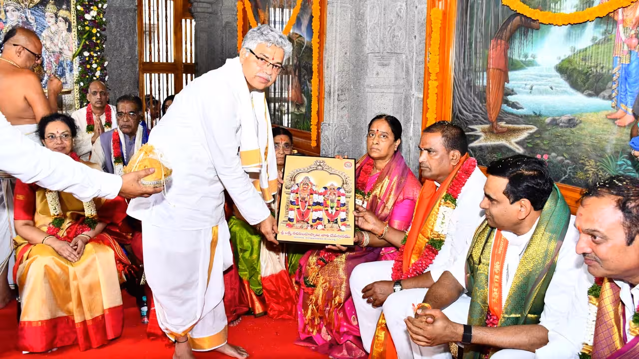 Yadagirigutta Temple New Trust Board Takes Oath Minister Konda Surekha Directs