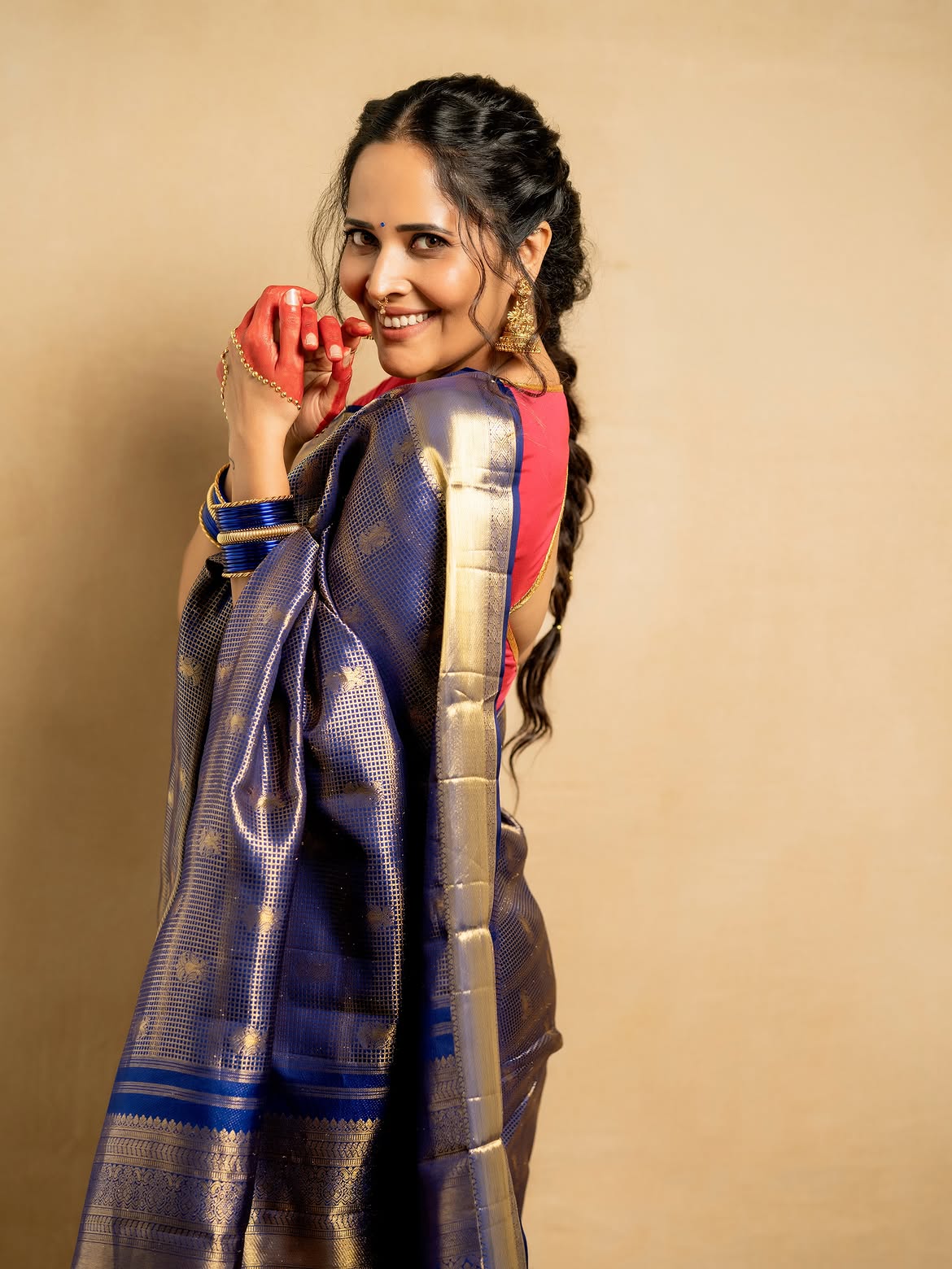 Anasuya Bharadwaj | రుక్మిణిగా మారిన అనసూయ – ట్రెడిషనల్ లుక్లో మెరిసిపోయిన తెలుగు యాంకర్ - Image 10