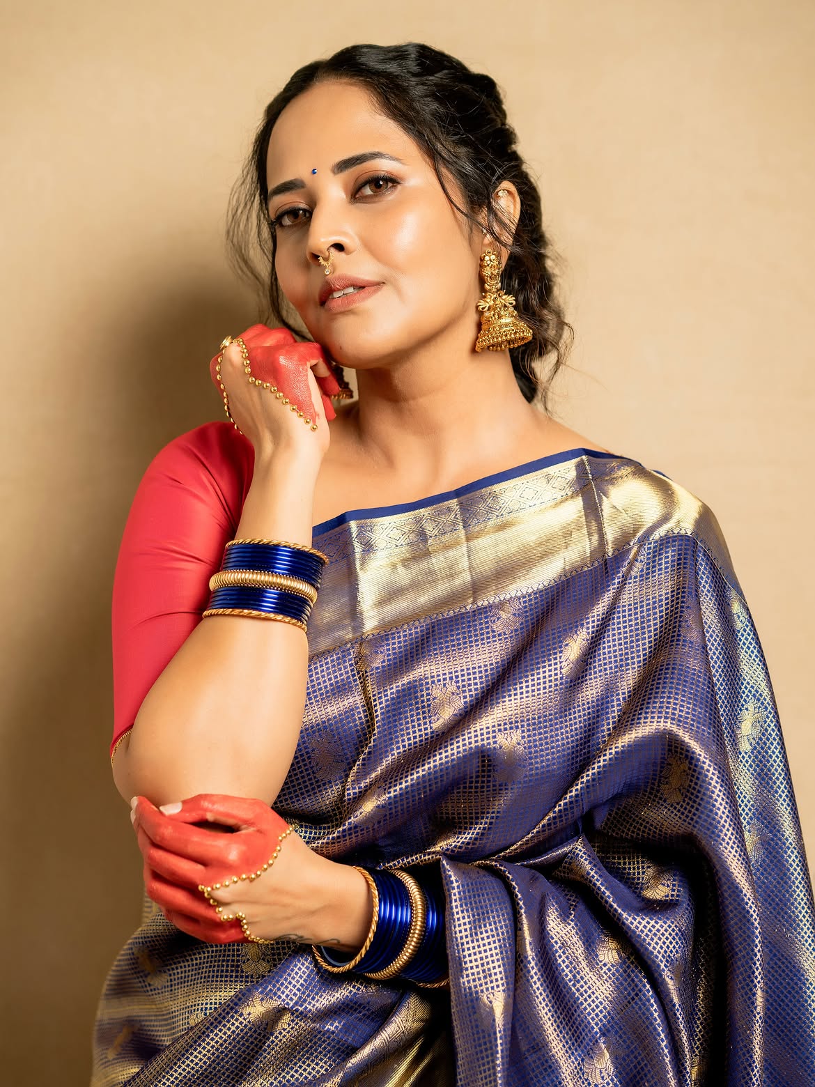 Anasuya Bharadwaj | రుక్మిణిగా మారిన అనసూయ – ట్రెడిషనల్ లుక్లో మెరిసిపోయిన తెలుగు యాంకర్ - Image 9