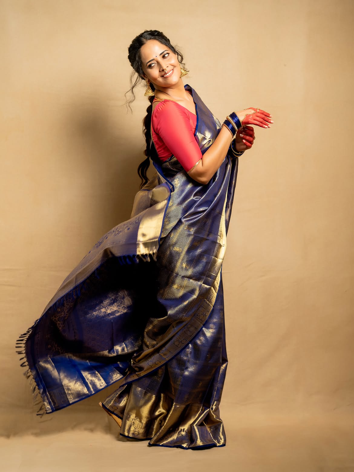 Anasuya Bharadwaj | రుక్మిణిగా మారిన అనసూయ – ట్రెడిషనల్ లుక్లో మెరిసిపోయిన తెలుగు యాంకర్ - Image 8