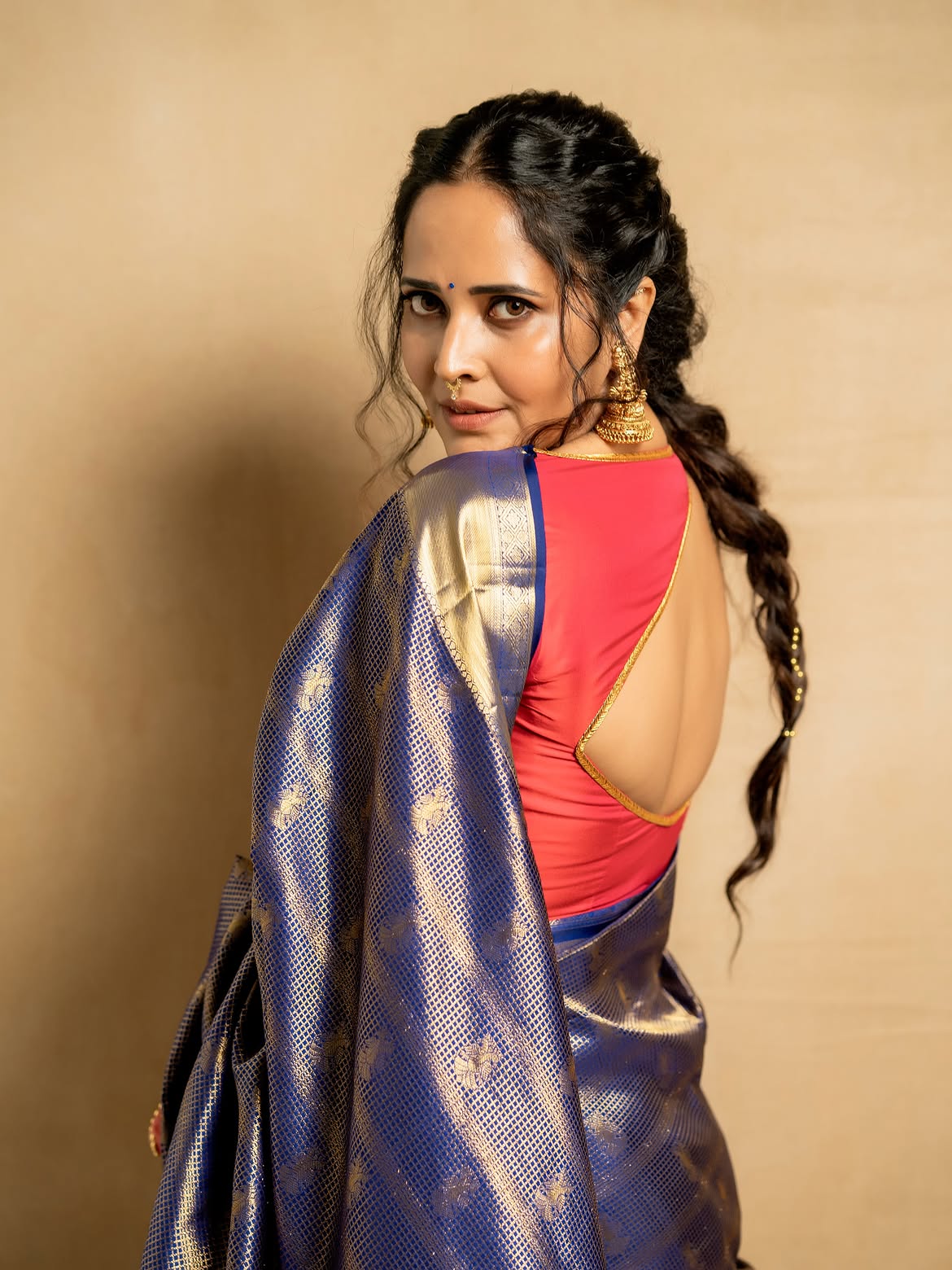 Anasuya Bharadwaj | రుక్మిణిగా మారిన అనసూయ – ట్రెడిషనల్ లుక్లో మెరిసిపోయిన తెలుగు యాంకర్ - Image 6
