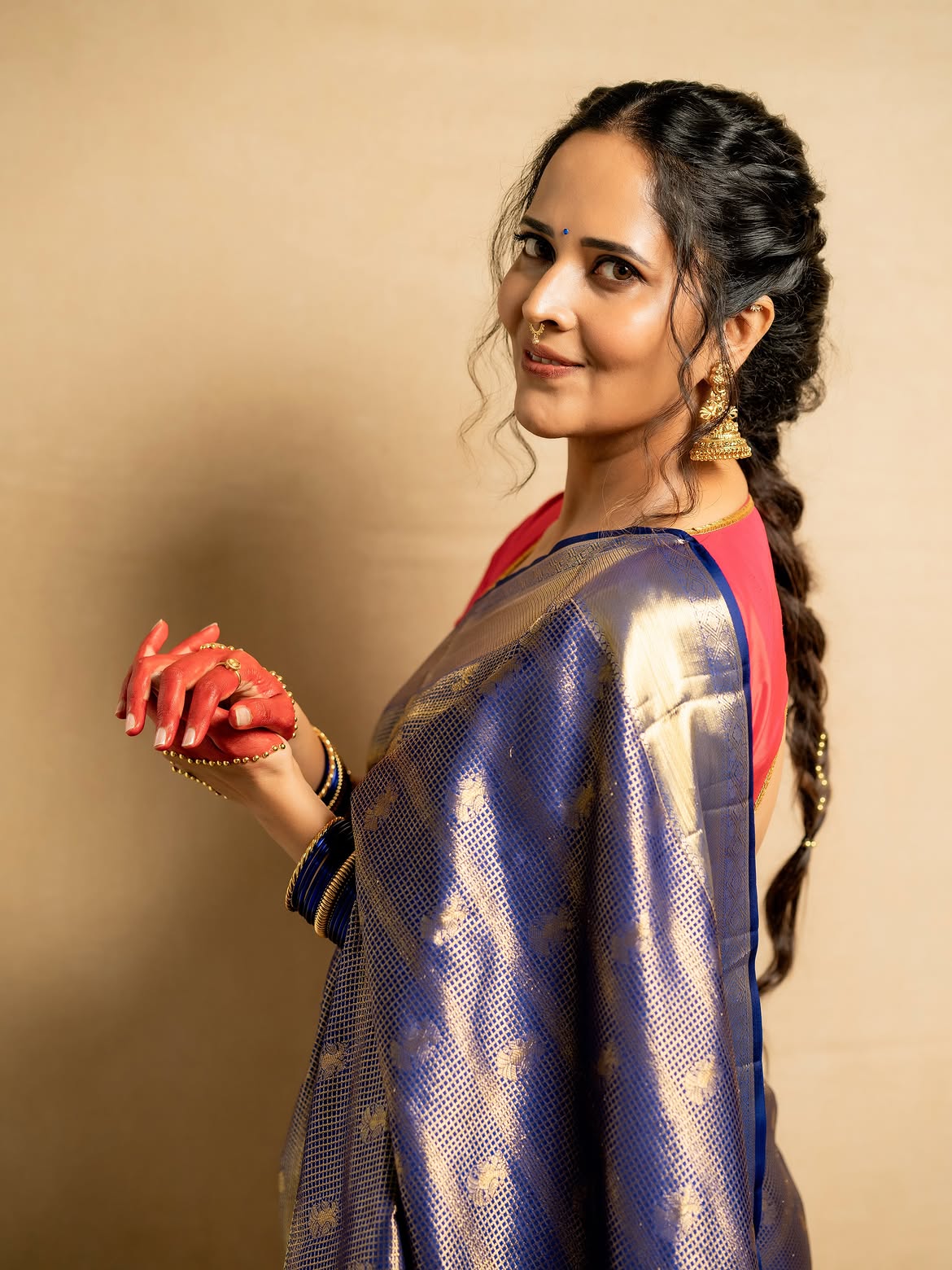Anasuya Bharadwaj | రుక్మిణిగా మారిన అనసూయ – ట్రెడిషనల్ లుక్లో మెరిసిపోయిన తెలుగు యాంకర్ - Image 5