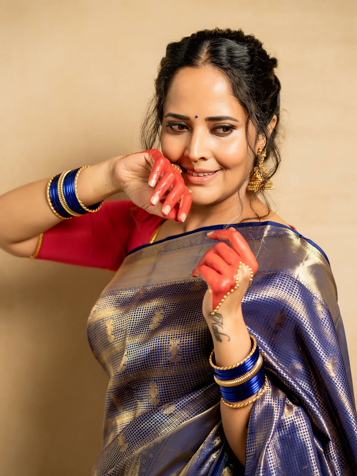Anasuya Bharadwaj | రుక్మిణిగా మారిన అనసూయ – ట్రెడిషనల్ లుక్లో మెరిసిపోయిన తెలుగు యాంకర్ - Image 3
