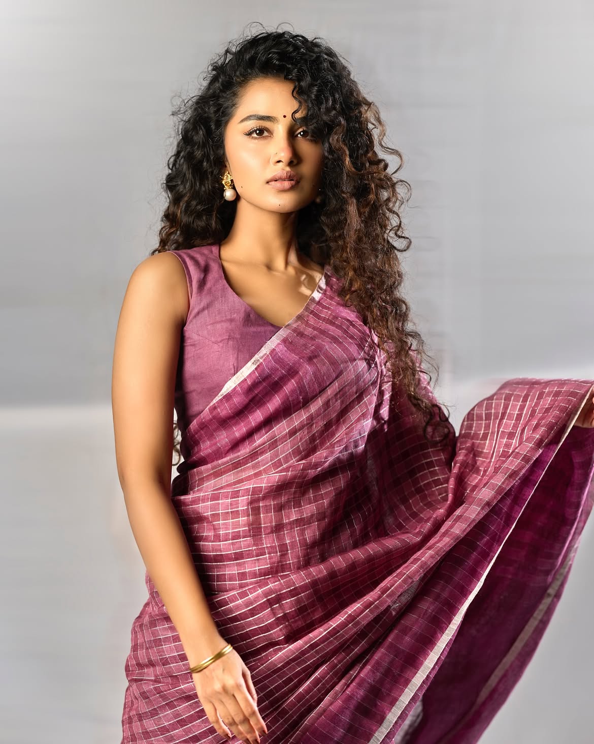 ఈ సారి ఢీ డ్యాన్స్ షోను పాన్ ఇండియన్ లెవెల్లో తెరకెక్కించబోతున్నారు మేకర్స్. తెలుగుతో పాటు తమిళం, హిందీ, మలయాళ భాషల్లో ఈ షో టెలికాస్ట్ అవుతోంది.