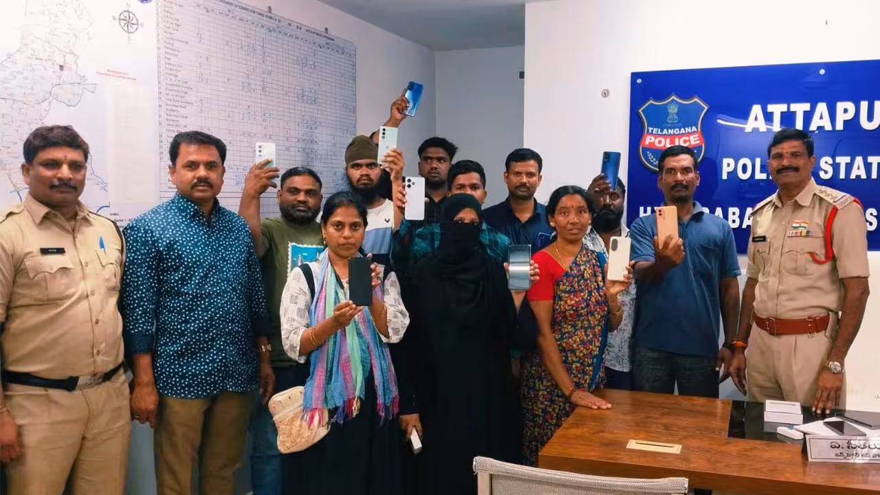 CEIR | మొబైల్ ఫోన్ల రికవరీ.. బాధితులకు అందజేసిన అత్తాపూర్ పోలీసులు