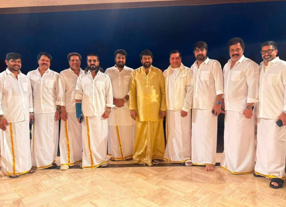 మహారాష్ట్ర ఎమ్మెల్సీ విక్రమ్ నివాసంలో జరిగిన ఈ బర్త్డే సెలబ్రేషన్స్లో చిరంజీవితో పాటు రామ్చరణ్ పాల్గొన్నారు.