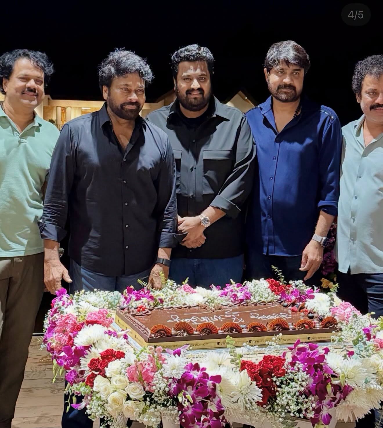 ప్రస్తుతం కాకాతో పాటు విశ్వంభర సినిమాల్లో నటిస్తున్నారు చిరంజీవి. మెగాస్టార్ బర్త్డే సందర్భంగా శనివారం కాకా ఫస్ట్ లుక్ను రిలీజ్ చేశారు.