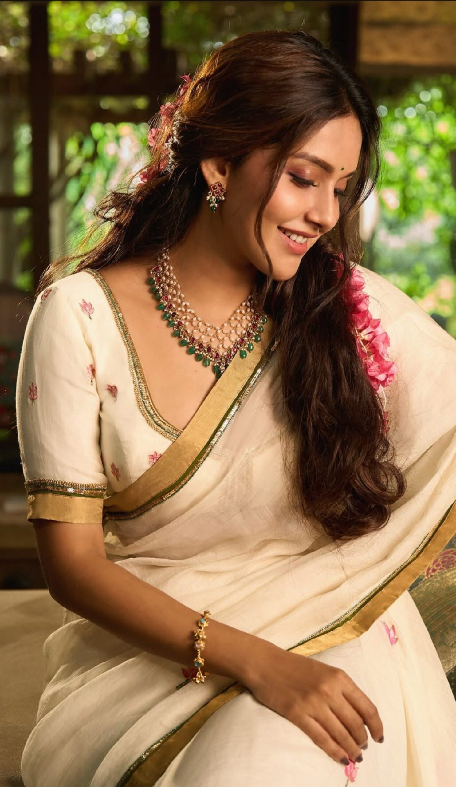 Onam | ఓనం పండుగకు సినీ గ్లామర్.. సంప్రదాయ లుక్లో హీరోయిన్ల మెరుపులు! - Image 17