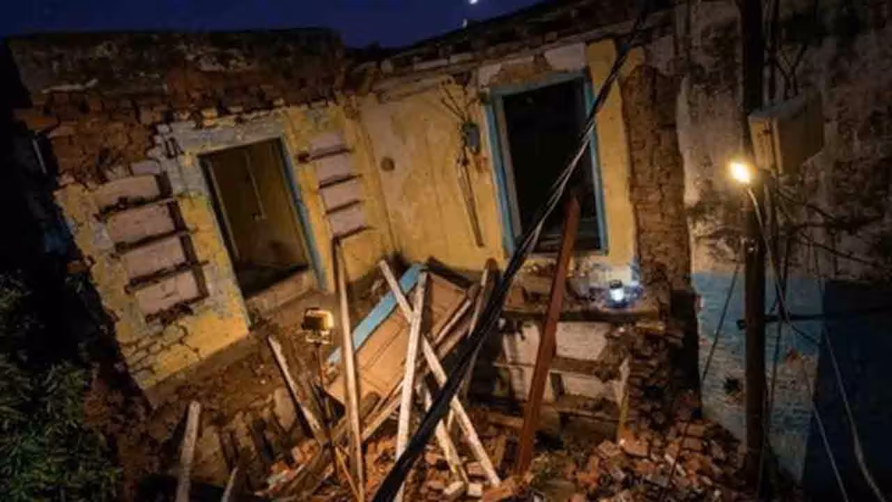 House collapses | భారీ వర్షానికి కూలిన ఇల్లు.. నాలుగు నెలల పసికందు సహా ఆరుగురు మృతి
