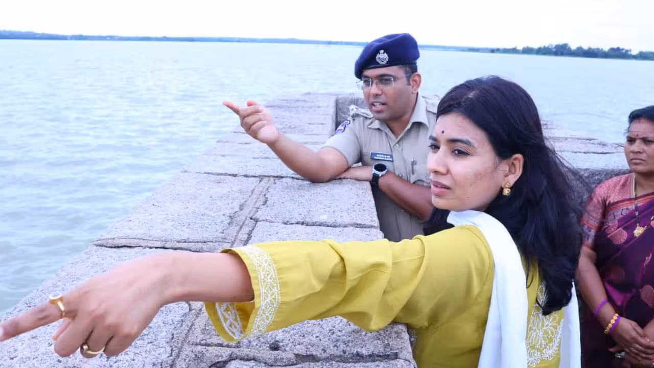 Upper Manair | ఎగువ మానేరుకు చేరుతున్న వరద.. పరిశీలించిన కలెక్టర్ గరిమ అగ్రవాల్