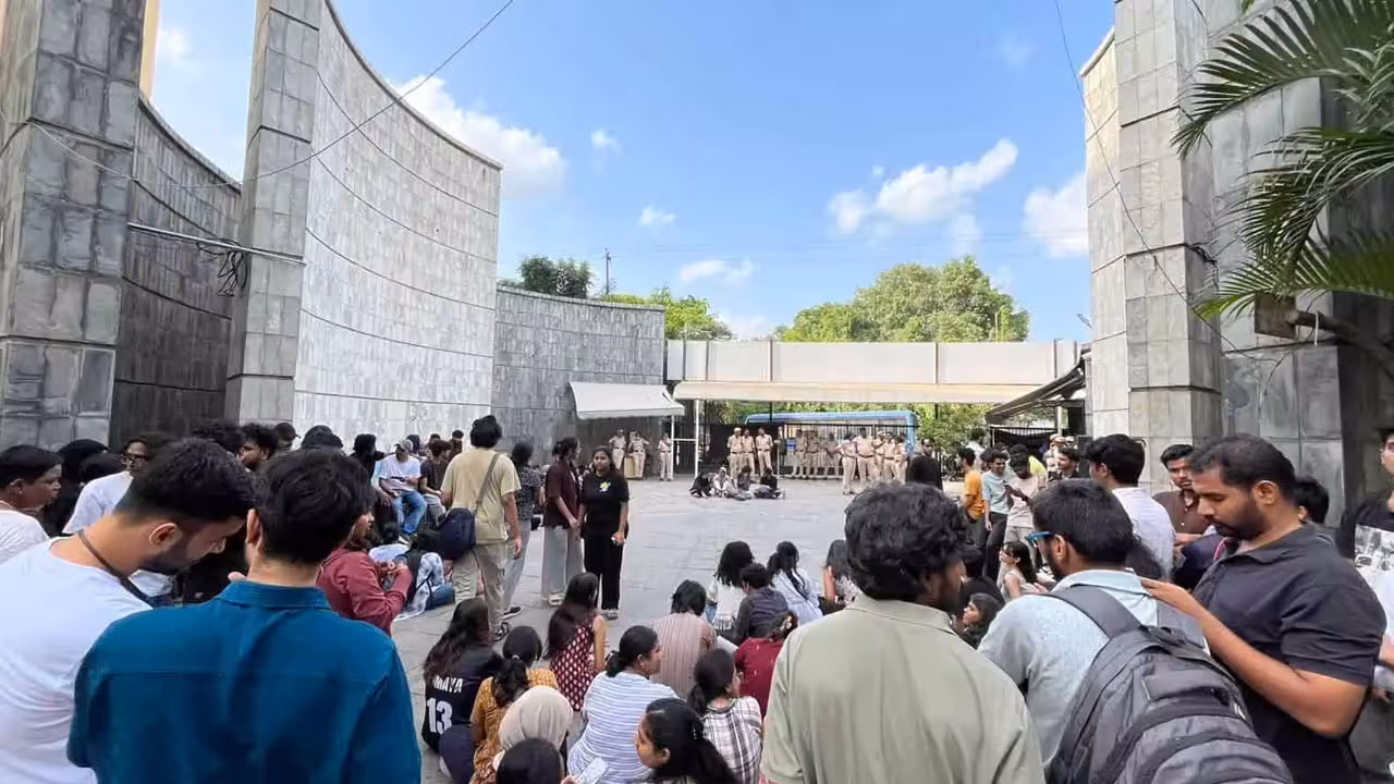EFLU | ఇఫ్లూలో విద్యార్థి సంఘాల మధ్య గొడవ.. 14 మంది సస్పెండ్.. ఉపసంహరించుకోవాలంటూ విద్యార్థుల ధర్నా