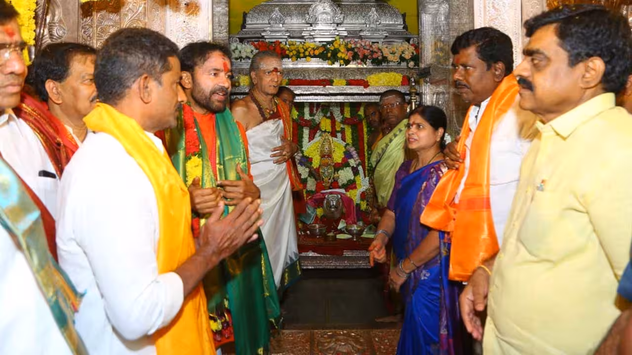 Kishan Reddy, Ramchandar Rao | ఆషాఢ బోనాలు.. ఉజ్జయిని మహంకాళీ అమ్మవారికి కిషన్రెడ్డి మొక్కులు