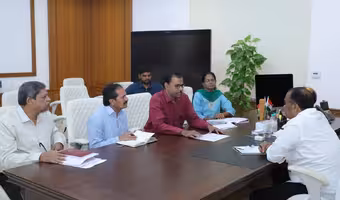 Minister Komatireddy | రోడ్ల పనుల్లో జాప్యం వద్దు.. వేగం పెంచాలి: కోమటిరెడ్డి