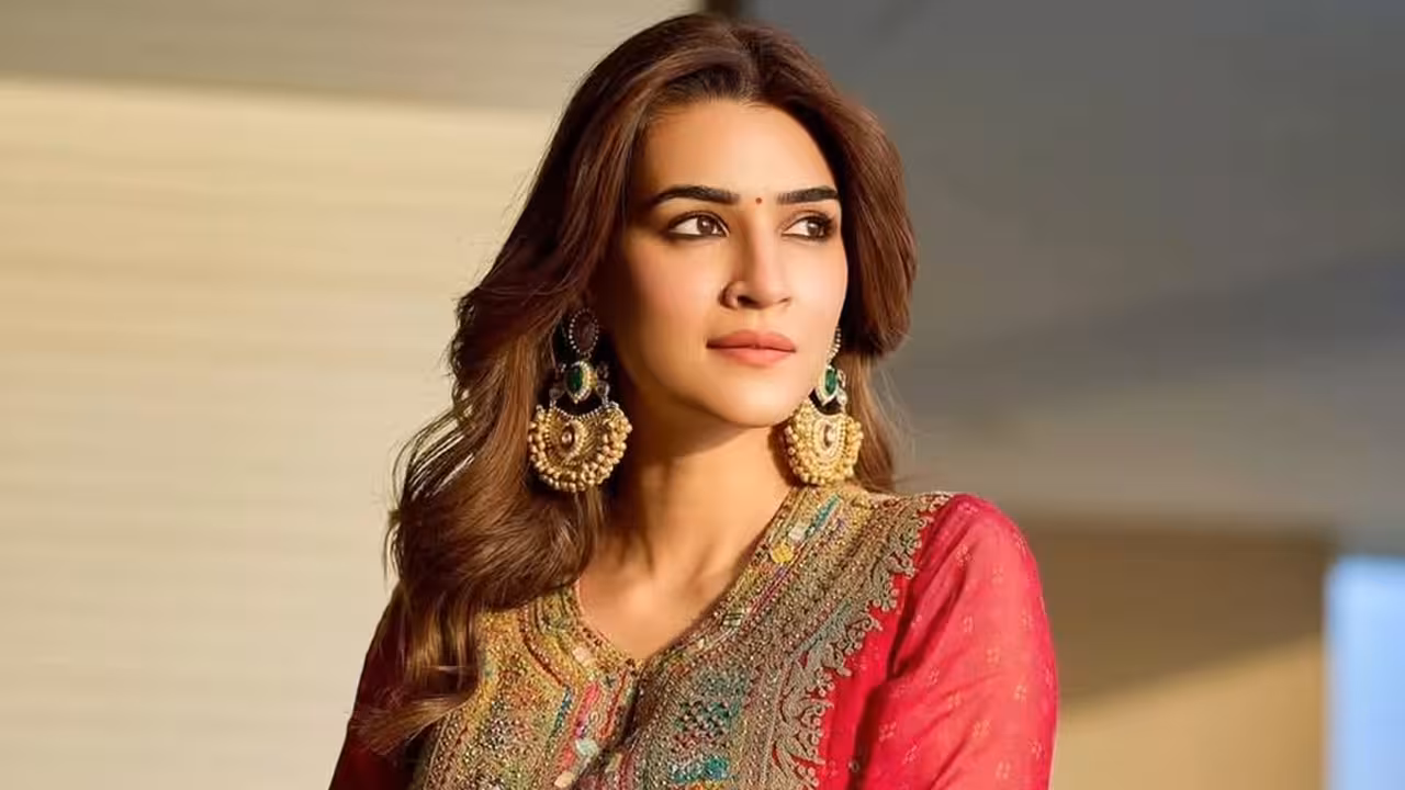 Kriti Sanon | బాలీవుడ్ బ్యూటీ కృతి సనన్పై ట్రోల్.. ఇదేం విడ్డూరం అంటూ సోషల్ మీడియాలో విసుర్లు..!